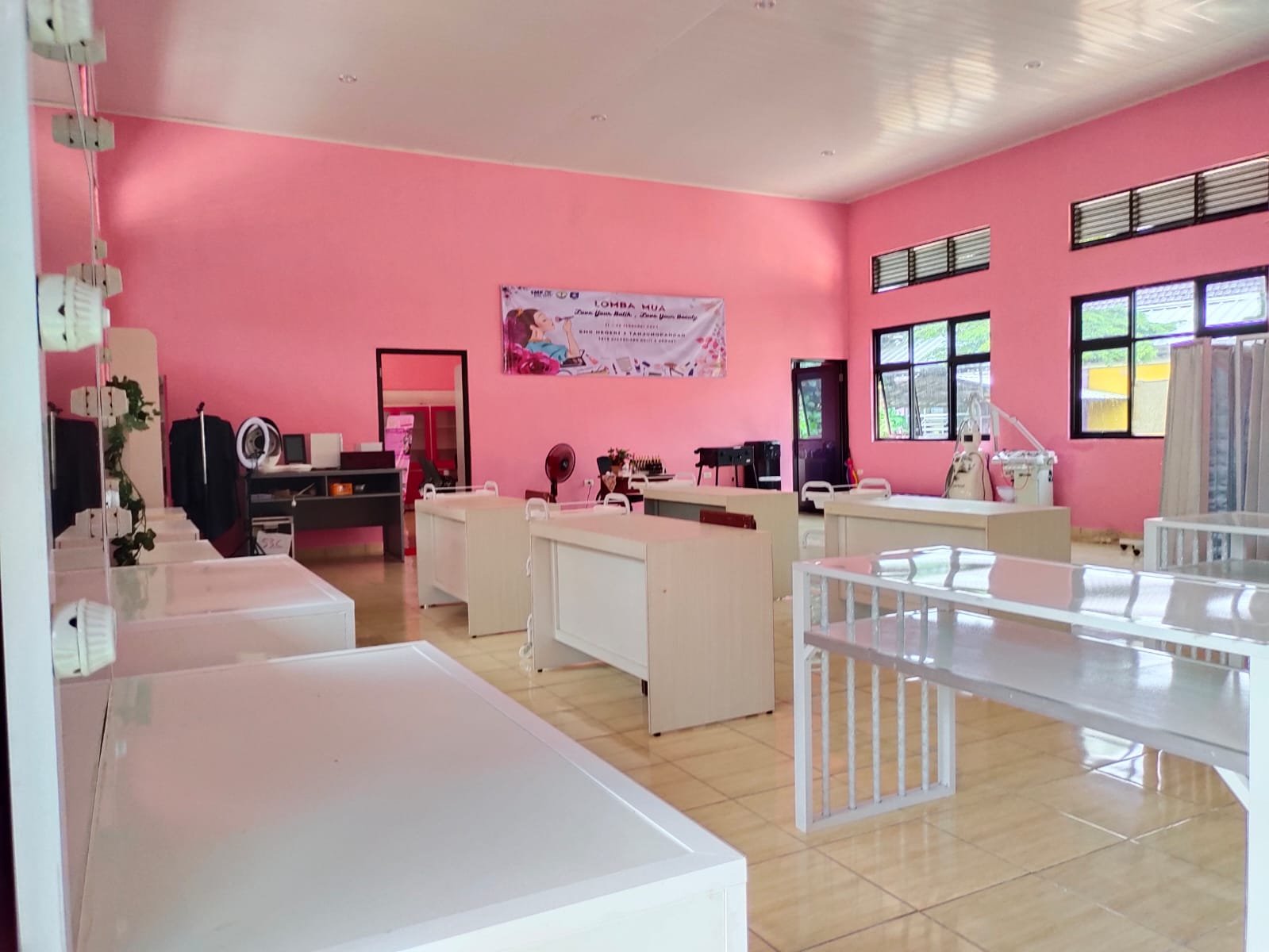 Ruang praktik Siswa Tata Kecantikan Kulit & Rambut